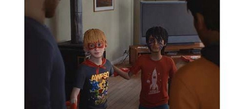 Dos niños con disfraces de superhéroes hablando con adultos.