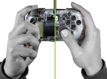 Manos sosteniendo un mando de juegos transparente con botones.