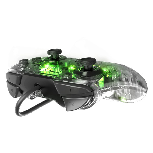 Controlador transparente con luces verdes y botones y joysticks negros.