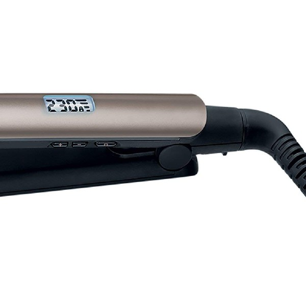 Plancha de pelo con pantalla digital que muestra 230 grados, mango negro, cuerpo gris.