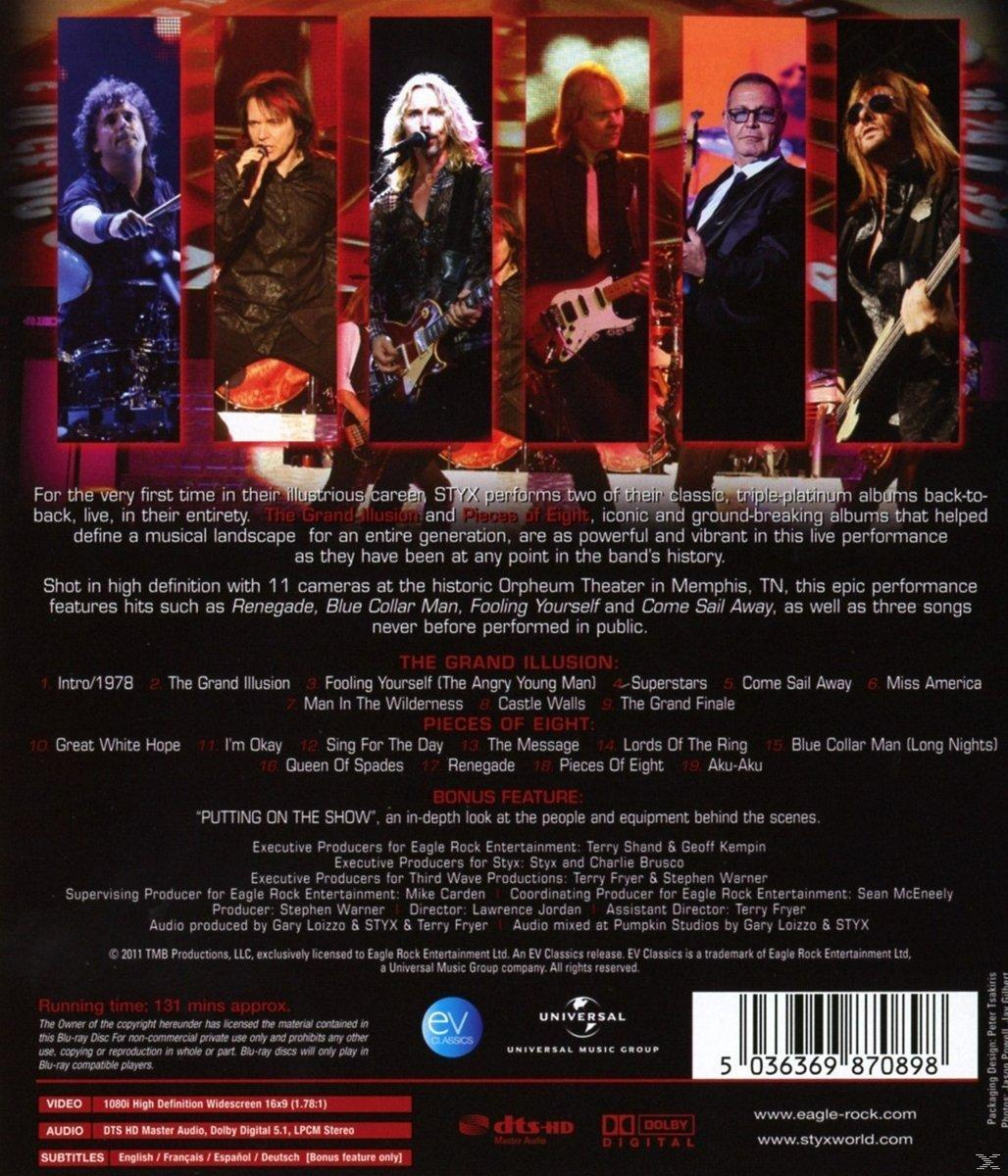 Rückseite eines CD-Covers mit Text und Bildern eines Konzerts.