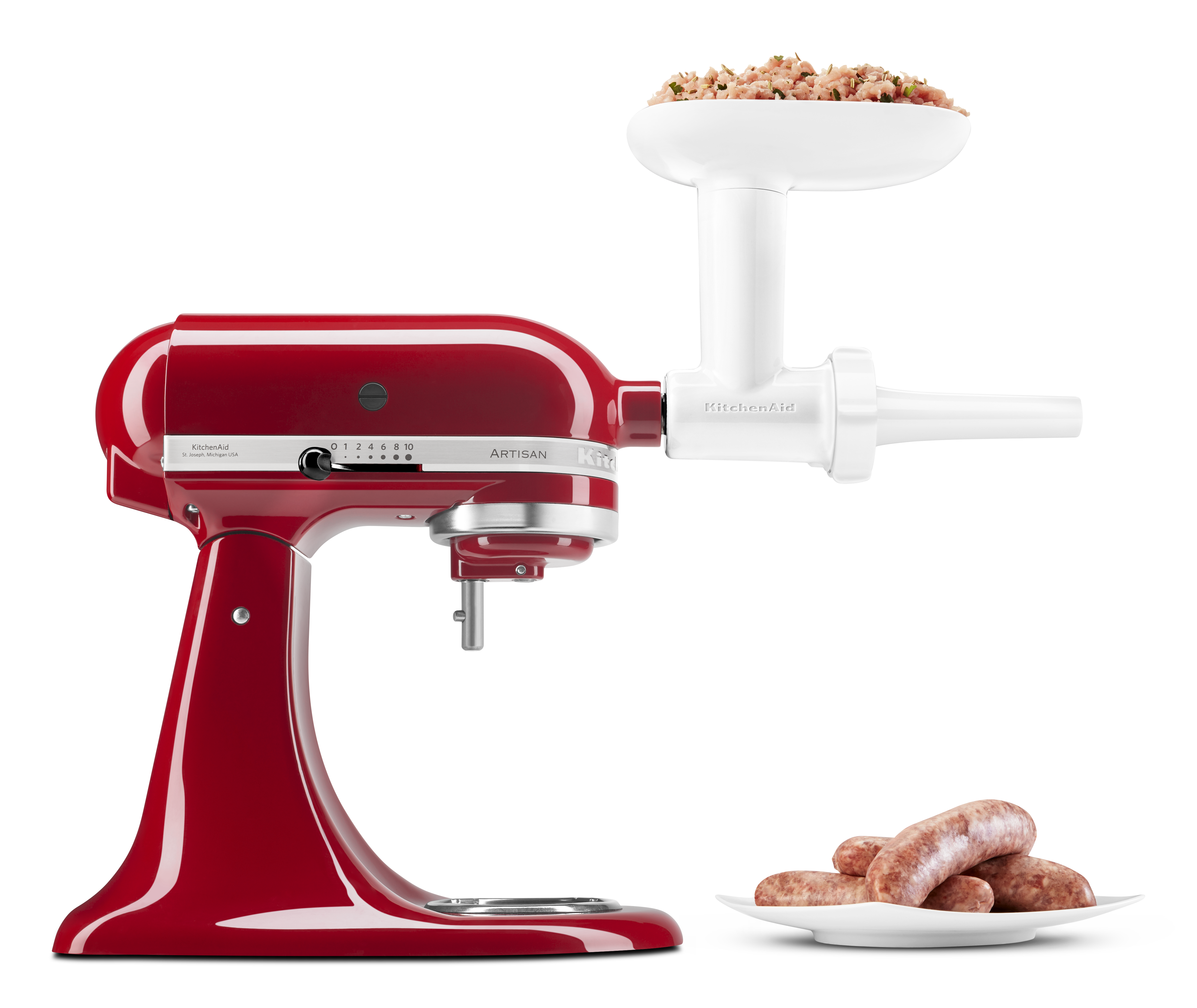 Ein roter KitchenAid-Standmixer mit einem Wurstwolf-Aufsatz und Würstchen.
