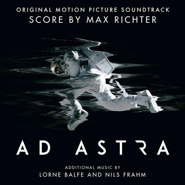 Ad Astra filmzene borítója. Űrhajós a vízben, sötét háttér, fehér szöveg.