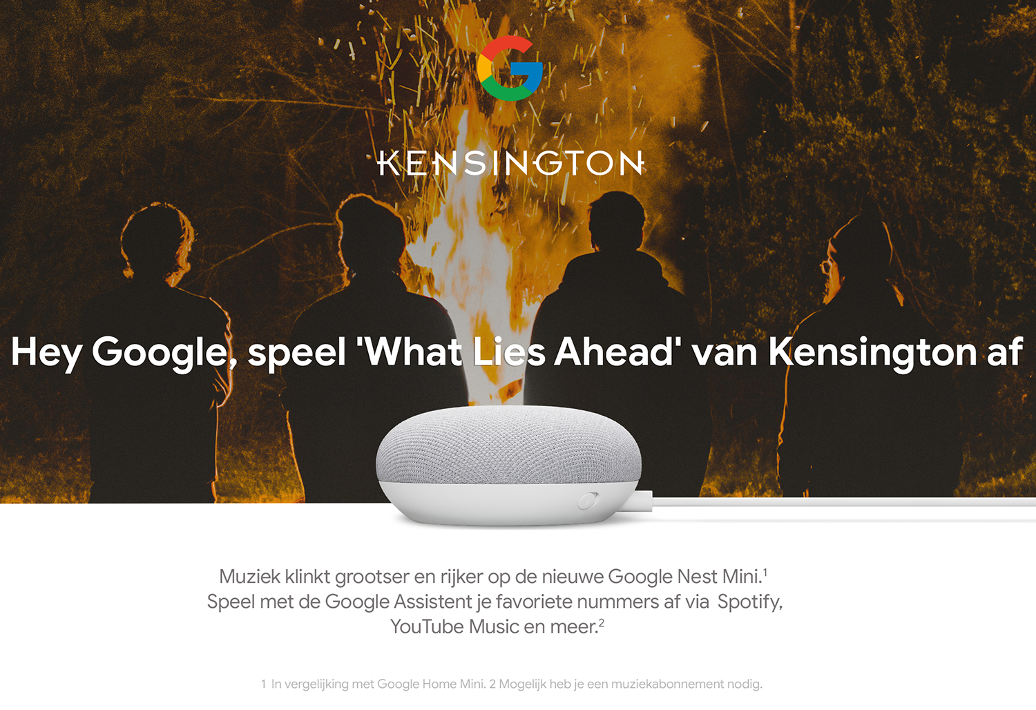 Google Nest Mini met vuur en silhouetten van mensen op de achtergrond. Nederlandse tekst.