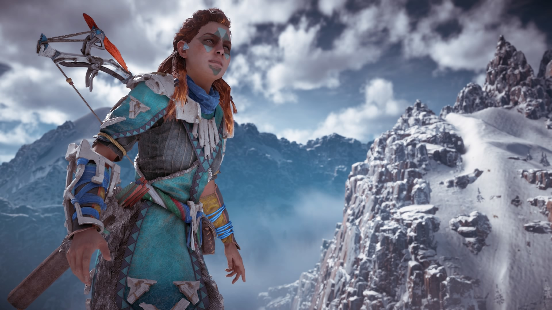 Frau in einer schneebedeckten Berglandschaft, trägt Stammeskleidung und hält einen Bogen. Blauer Himmel und Wolken.