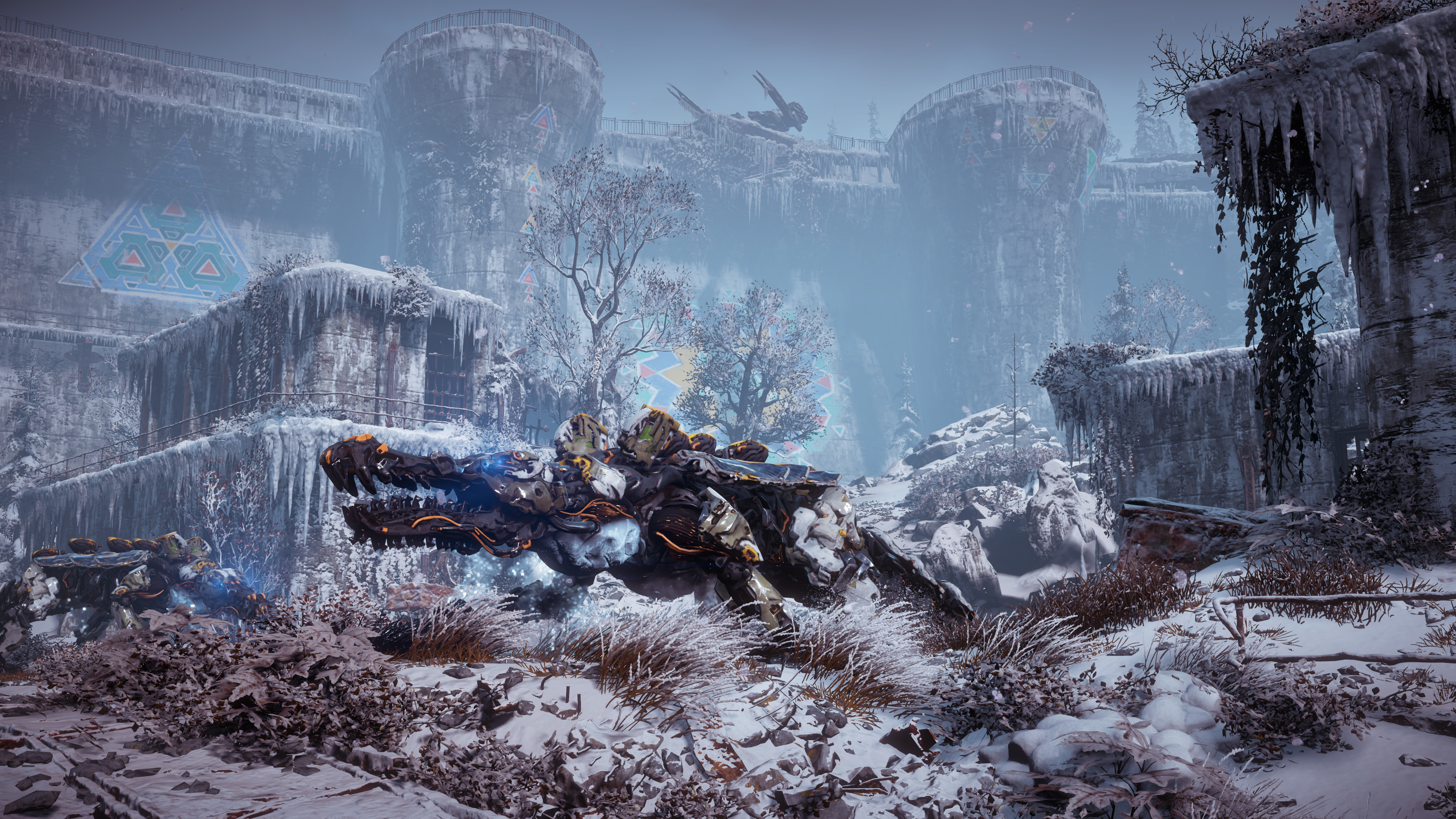 Eine gefrorene Landschaft aus dem Spiel Horizon Zero Dawn. Ein Roboter-Dinosaurier ist im Vordergrund.