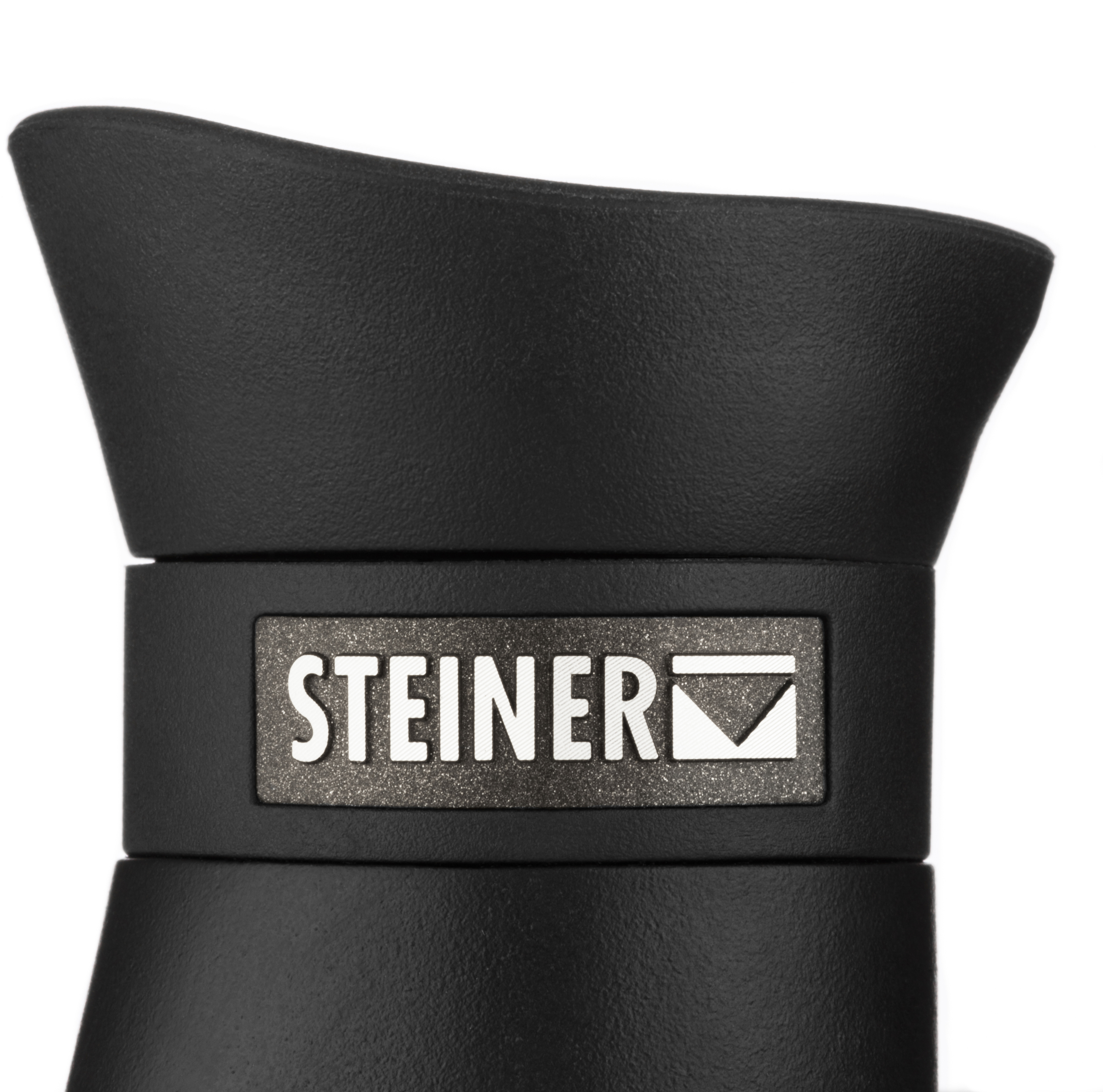 Nahaufnahme eines schwarzen Steiner-Fernglases. Der Markenname Steiner ist sichtbar.