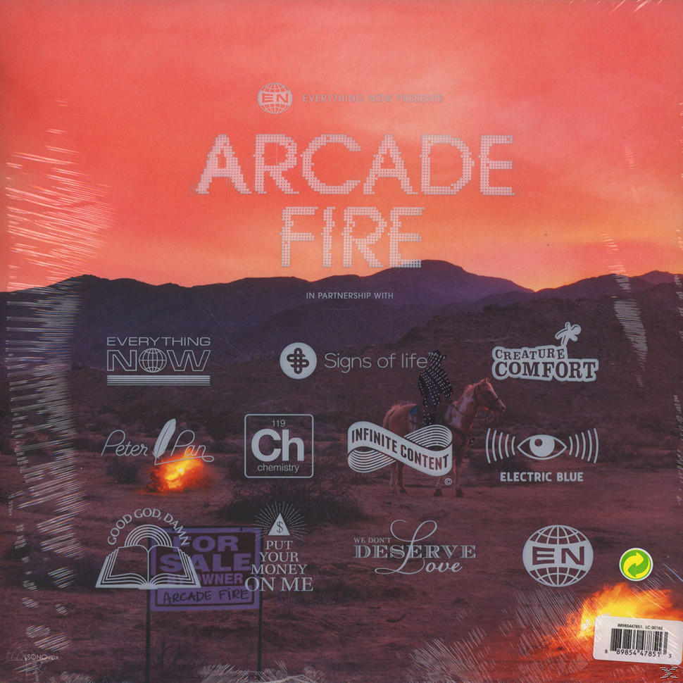 Album borító narancssárga éggel, 'Arcade Fire' szöveggel. Különböző logók és képek a sivatagi tájon szétszórva.