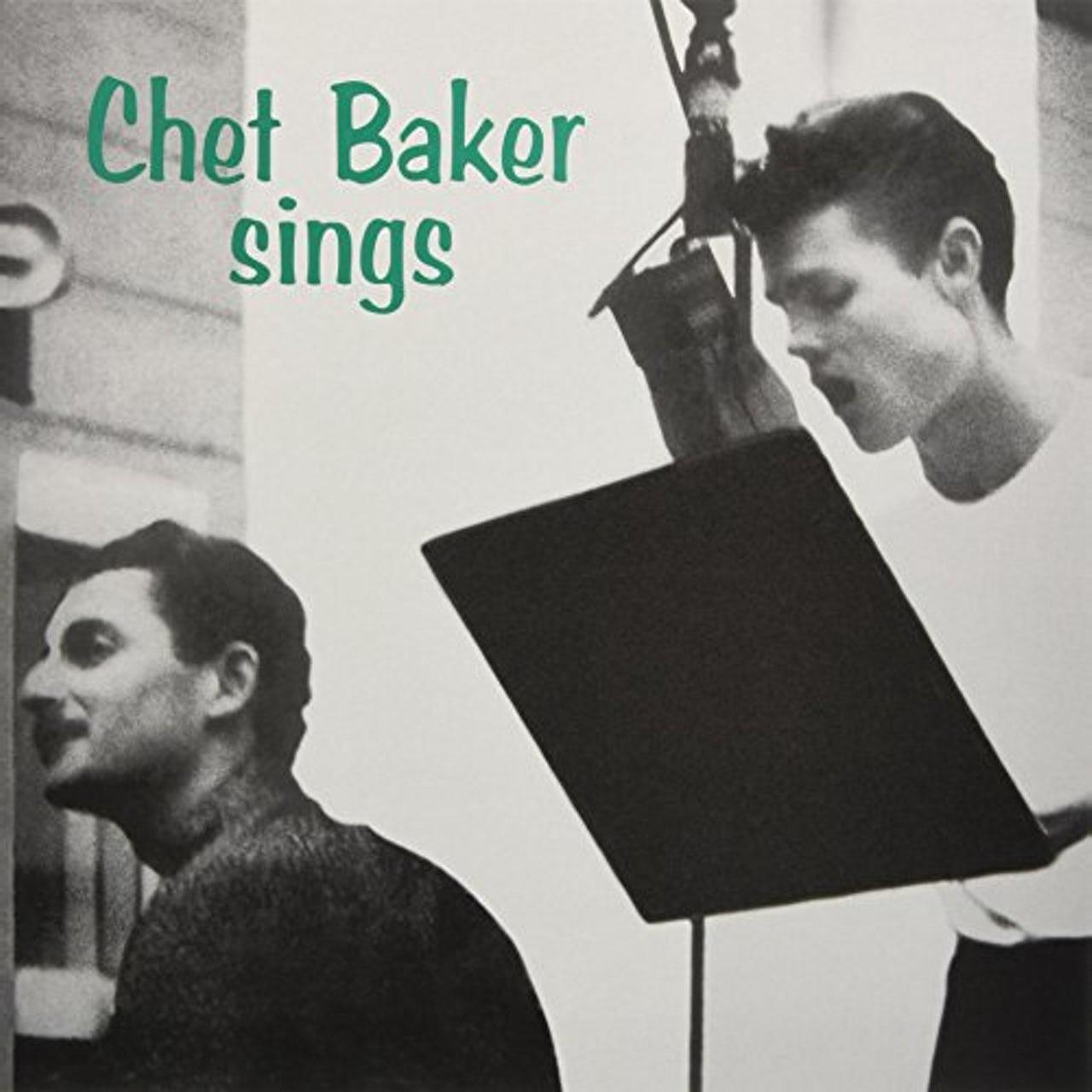 Fekete-fehér fotó. Chet Baker énekel zölddel írva. Két férfi van a stúdióban. Az egyik mikrofonba énekel, a másik nézi.