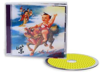 CD tok egy színes képpel egy sárkányon lovagló babáról, sárga CD-vel.