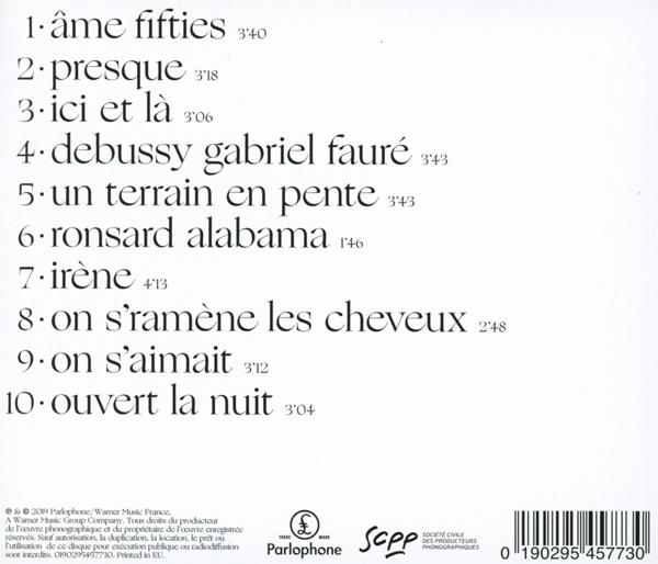 Achterkant van een cd. Bevat tracklist, albuminfo en copyrightdetails. Tekst is zwart op witte achtergrond.