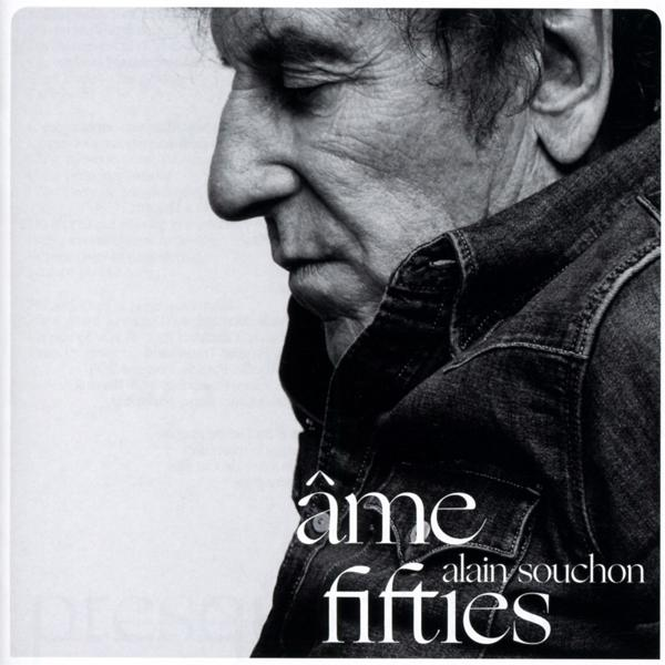 Albumhoes voor âme fifties van Alain Souchon. Zwart-wit afbeelding van een mannenprofiel. Witte tekst.