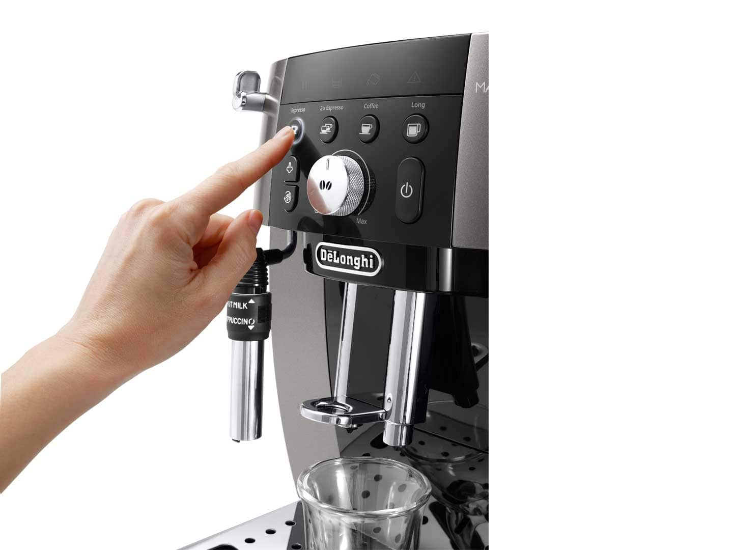 Une main appuie sur un bouton espresso d'une machine à café noire et argentée, verre sous le bec.