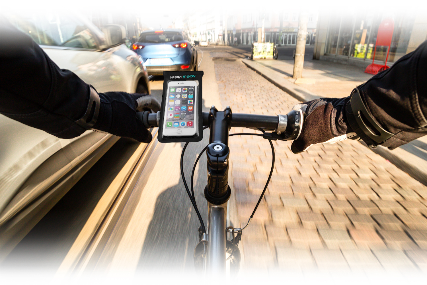 Eerste-persoons perspectief van een fietser met een telefoon op het stuur.