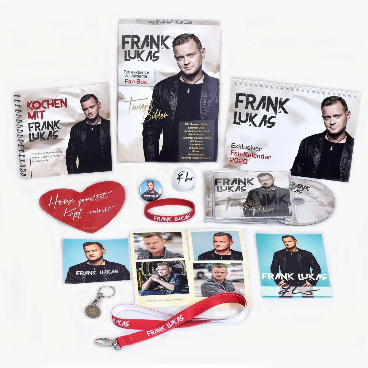 Verschiedene Frank Lukas Fanartikel, darunter ein Kalender, CDs und ein Schlüsselanhänger.