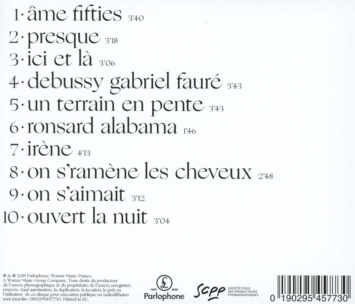 CD-hoes met Franse songtitels. Tekst in zwarte letter, met tijden. Witte achtergrond.