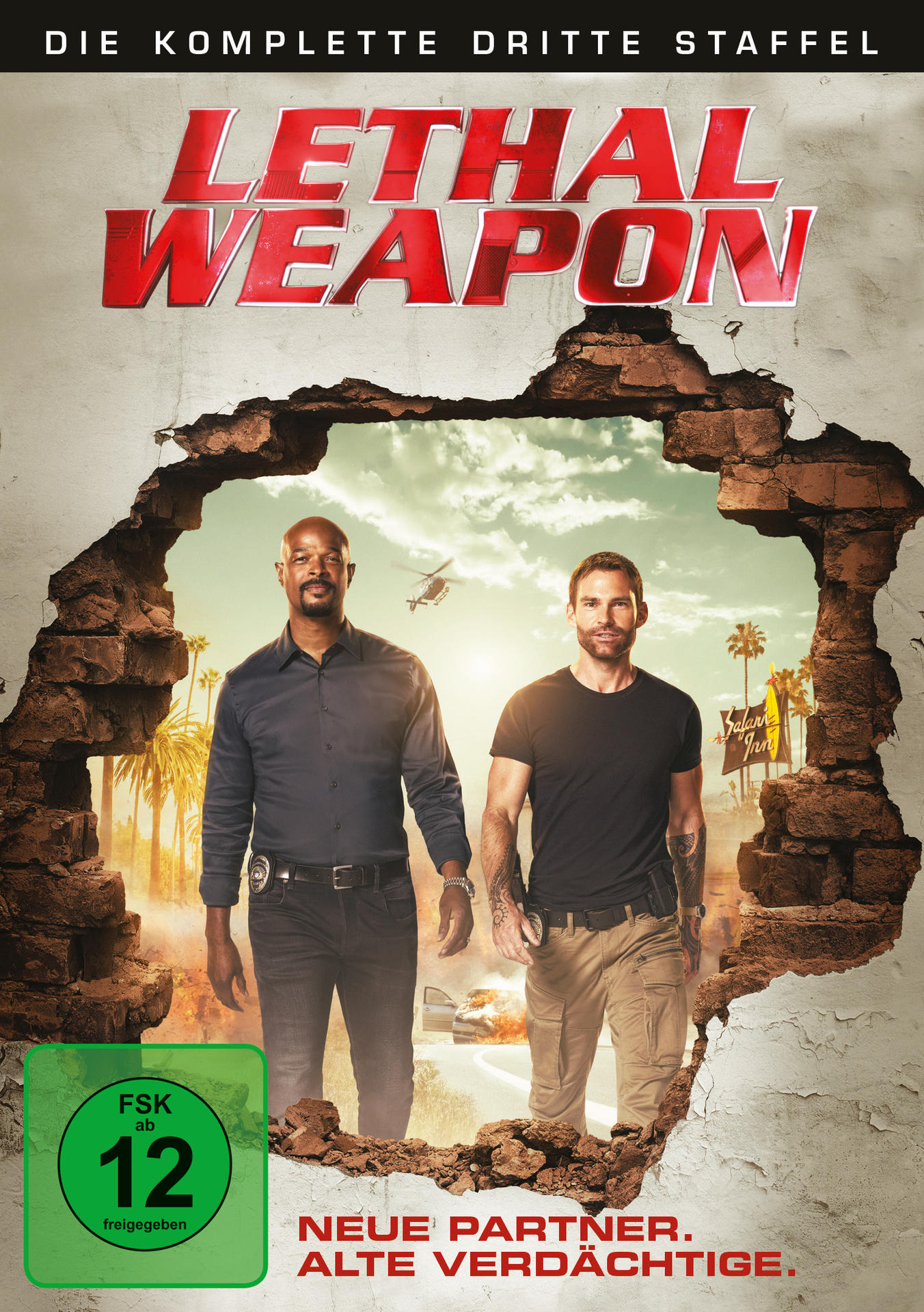 DVD-Cover für 'Lethal Weapon' Staffel 3. Zwei Männer stehen vor einem beschädigten Gebäude mit Hubschrauber.