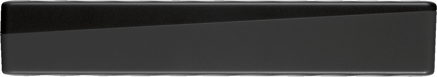 Objet rectangulaire noir. Le dessus a une ligne diagonale, créant deux nuances de noir.