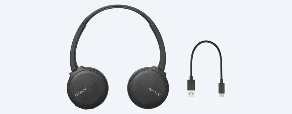 Fekete fejhallgató Sony logóval és csatlakoztatott USB-kábellel. A háttér világosszürke.