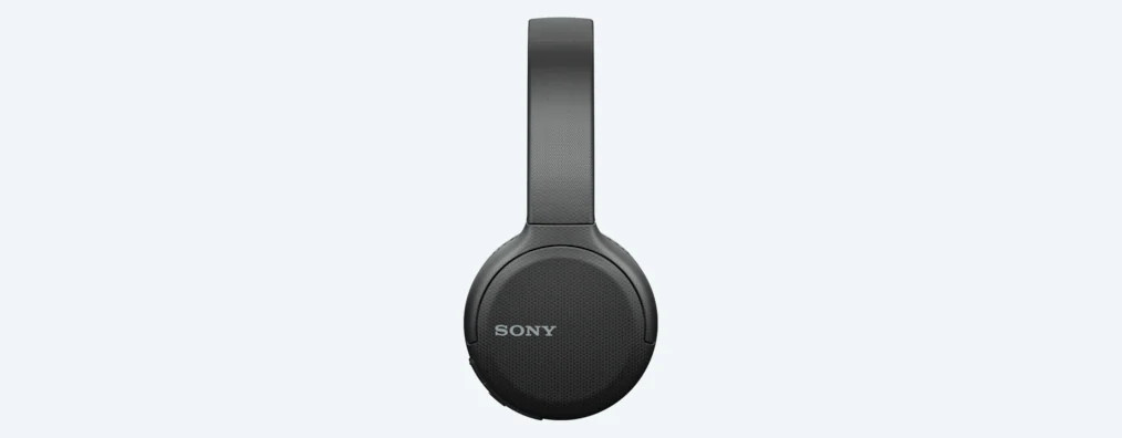 Fekete Sony fejhallgató, felülnézet, egyszerű design, világosszürke háttérrel.