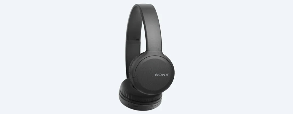 Fekete Sony fejhallgató. Fehér háttér.
