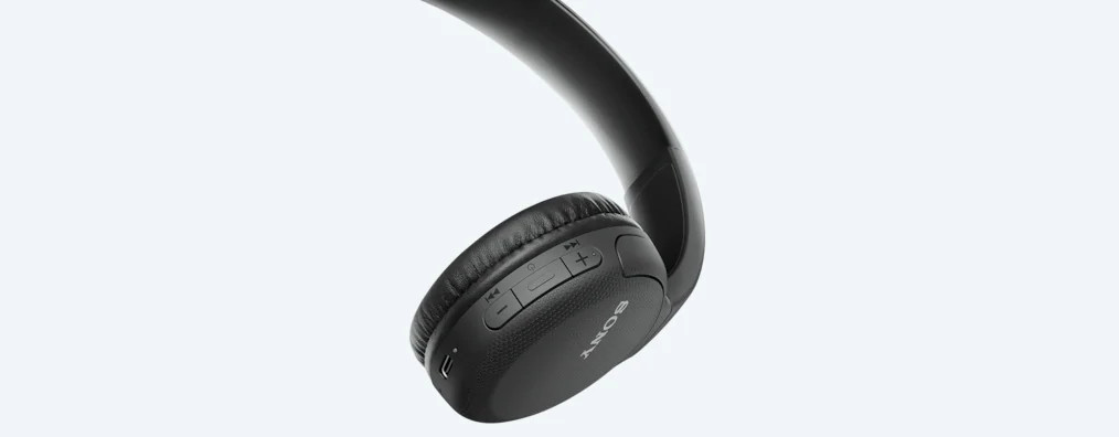 Fekete Sony fejhallgató gombokkal az oldalán.