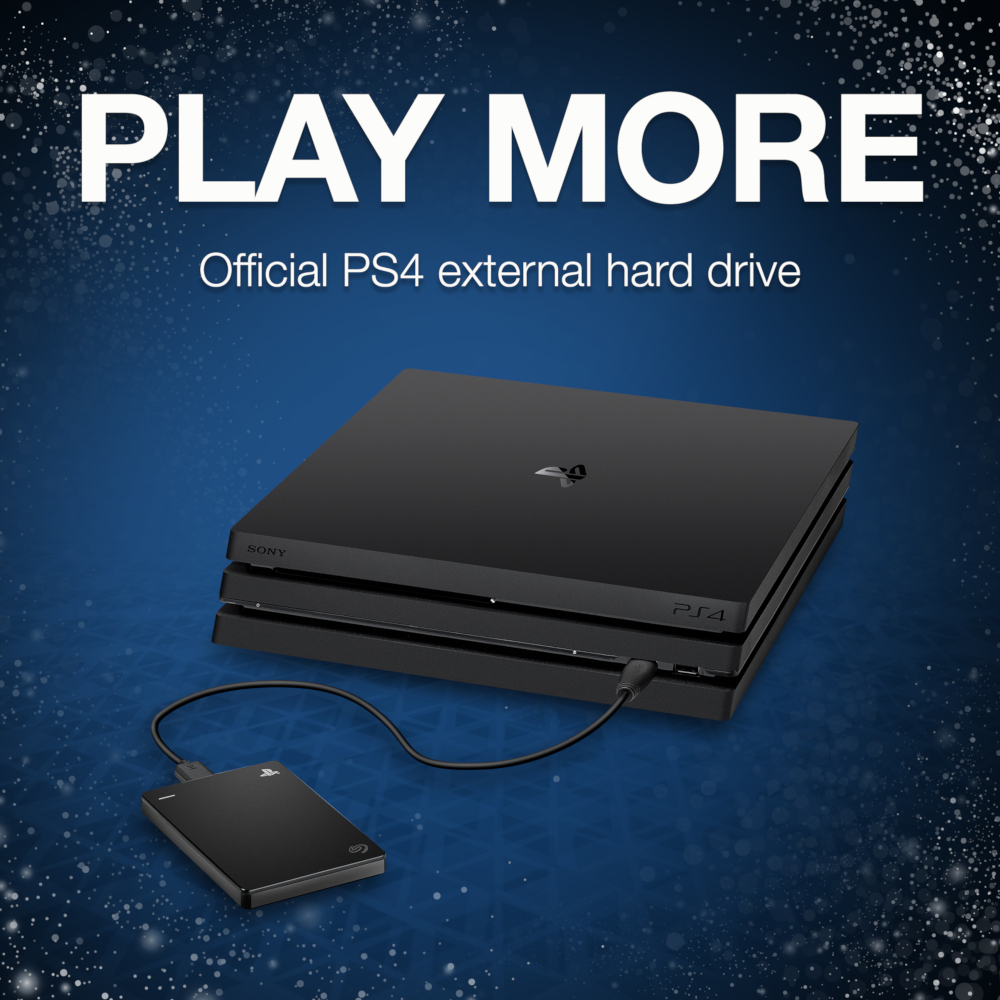 Zwarte PS4 console met externe harde schijf en de tekst 'PLAY MORE'.