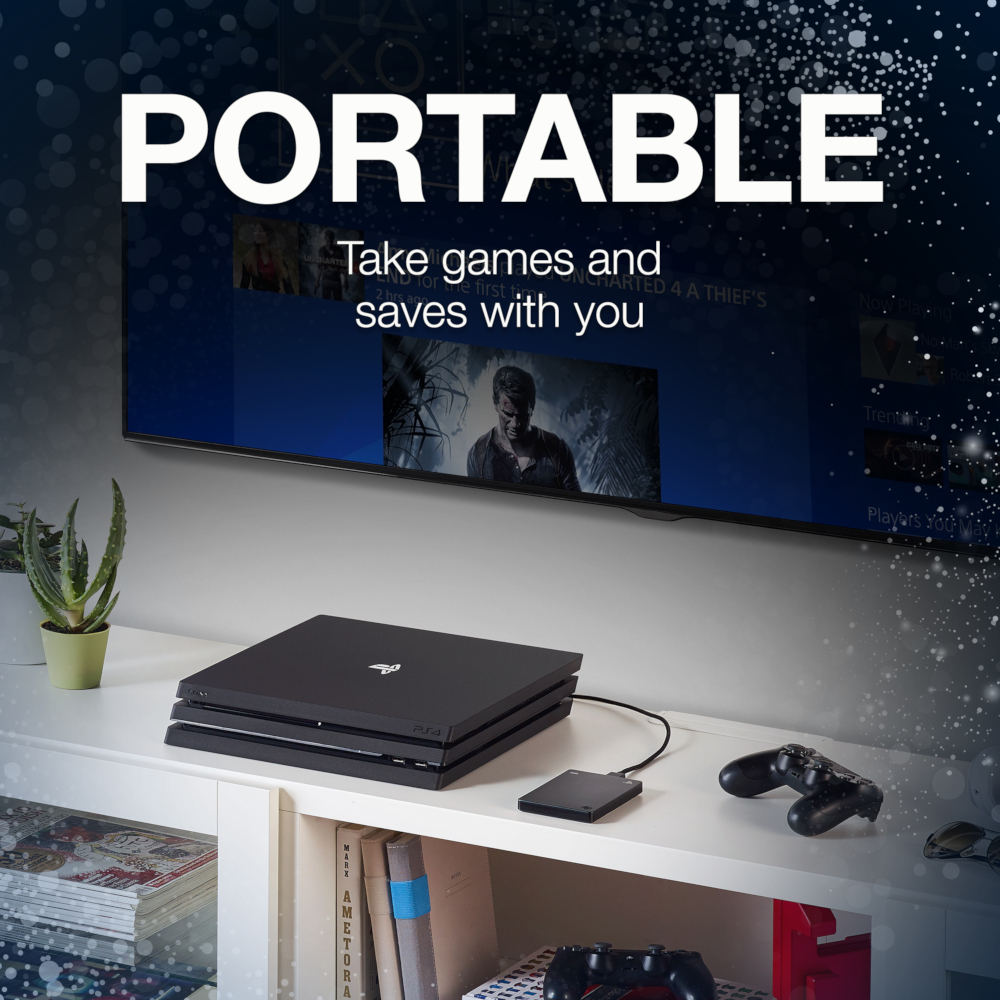 Een zwarte console en controllers op een witte kast met een tv die games toont. De tekst 'PORTABLE' wordt weergegeven.