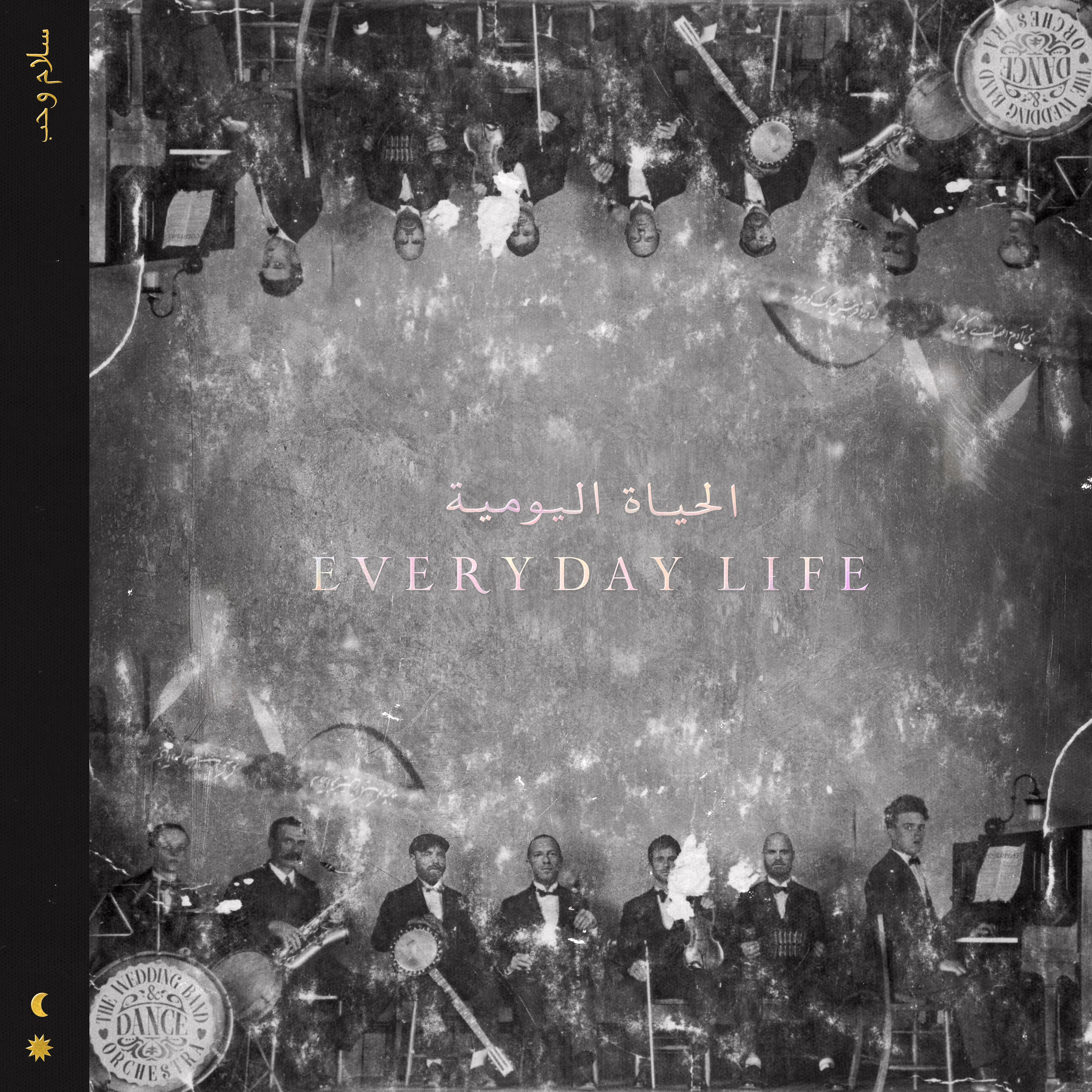 Albumcover mit Bandmitgliedern, Text auf Arabisch und Englisch: "Everyday Life".