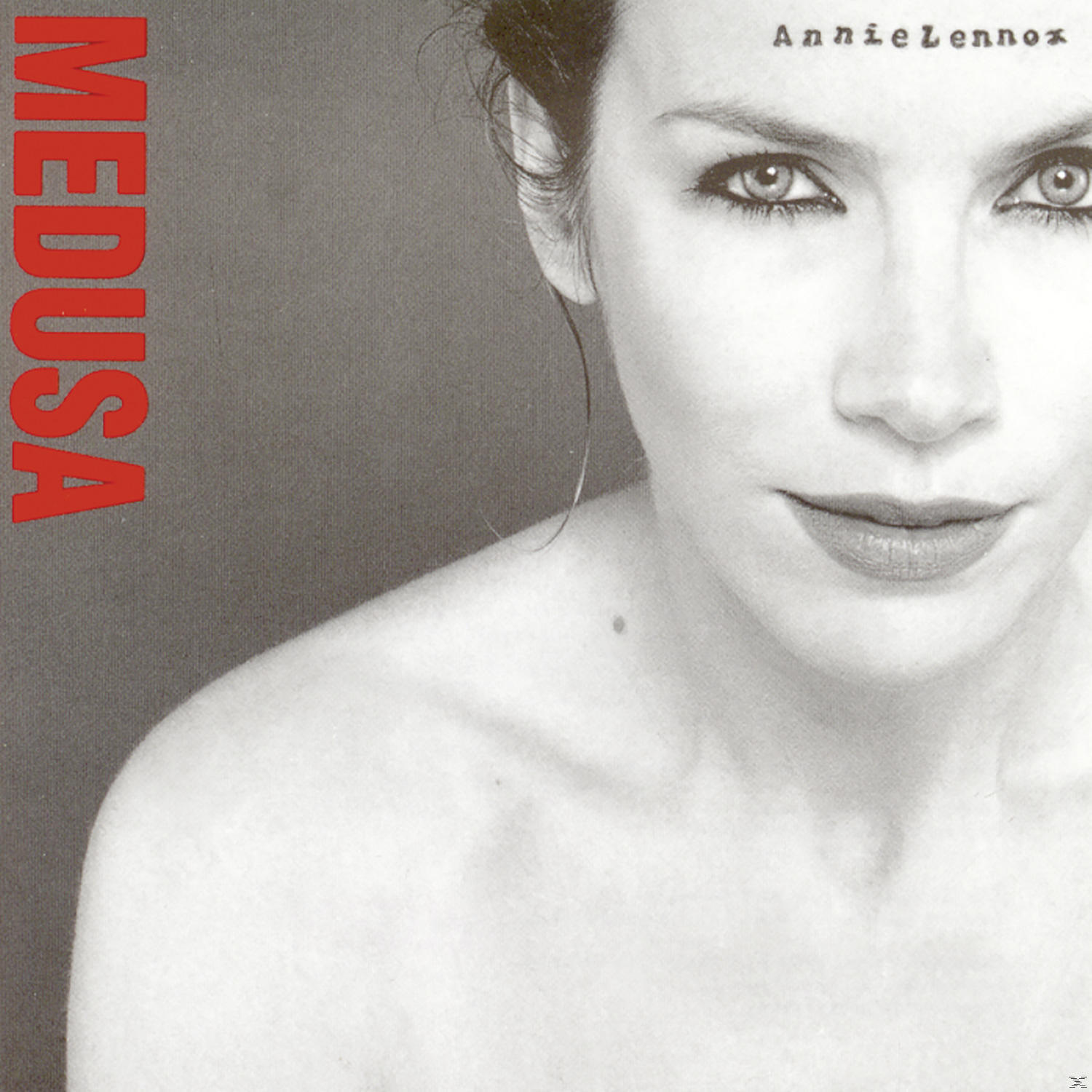 Annie Lennox album borító, Medusa, piros szöveg, arc közeli kép.
