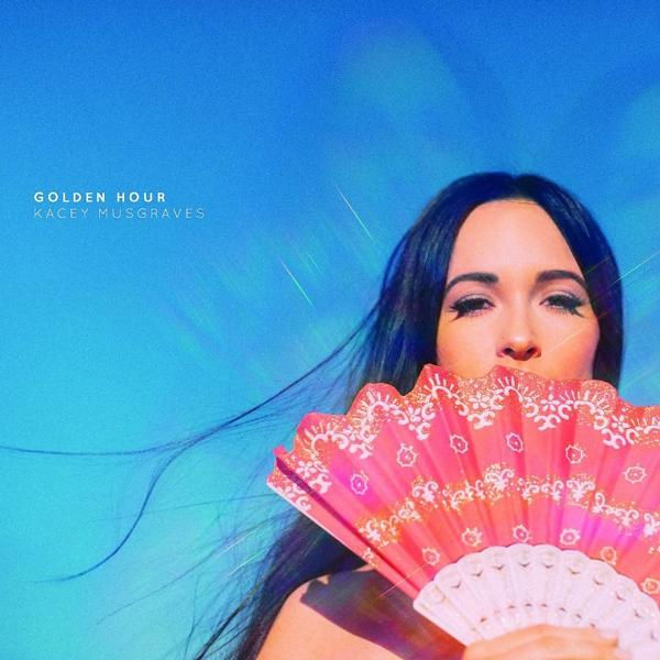 Kacey Musgraves, arcát legyező takarja, kék ég, 'Golden Hour'.