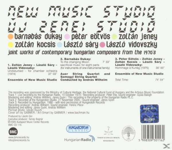 CD-tok hátulja szöveggel és logókkal különböző nyelveken és színekben, fehér háttéren.