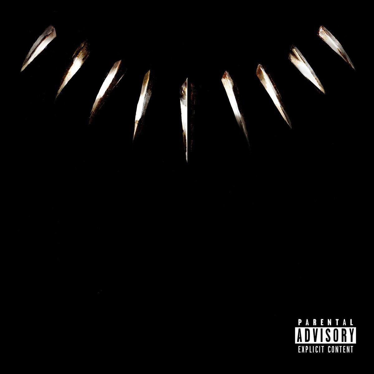 Black Panther Soundtrack Albumcover. Krallenkette auf schwarzem Hintergrund. Parental Advisory.