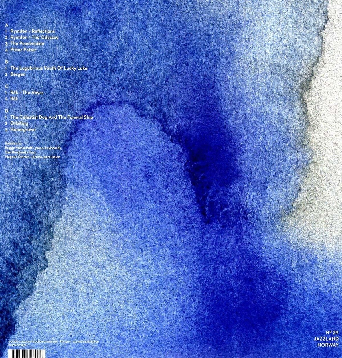 Albumcover mit blauem Aquarellhintergrund, Trackliste und Credits auf der linken Seite.