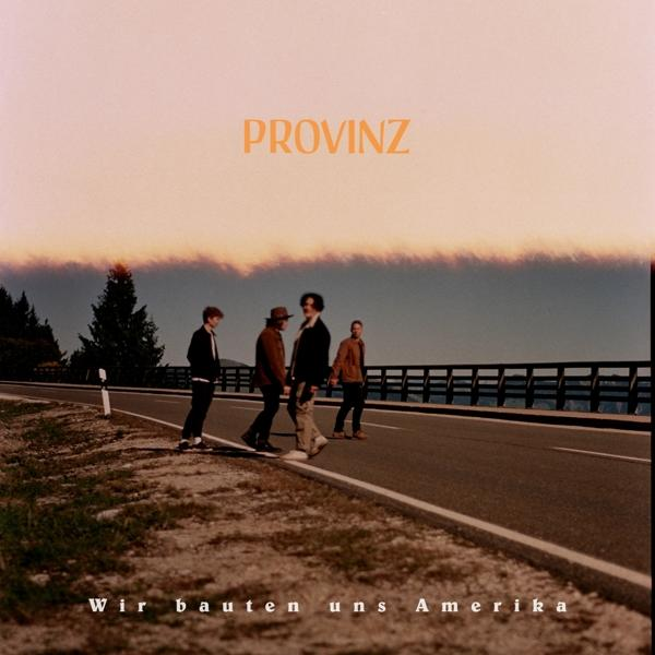 Band geht auf einer Straße mit 'PROVINZ' darüber.