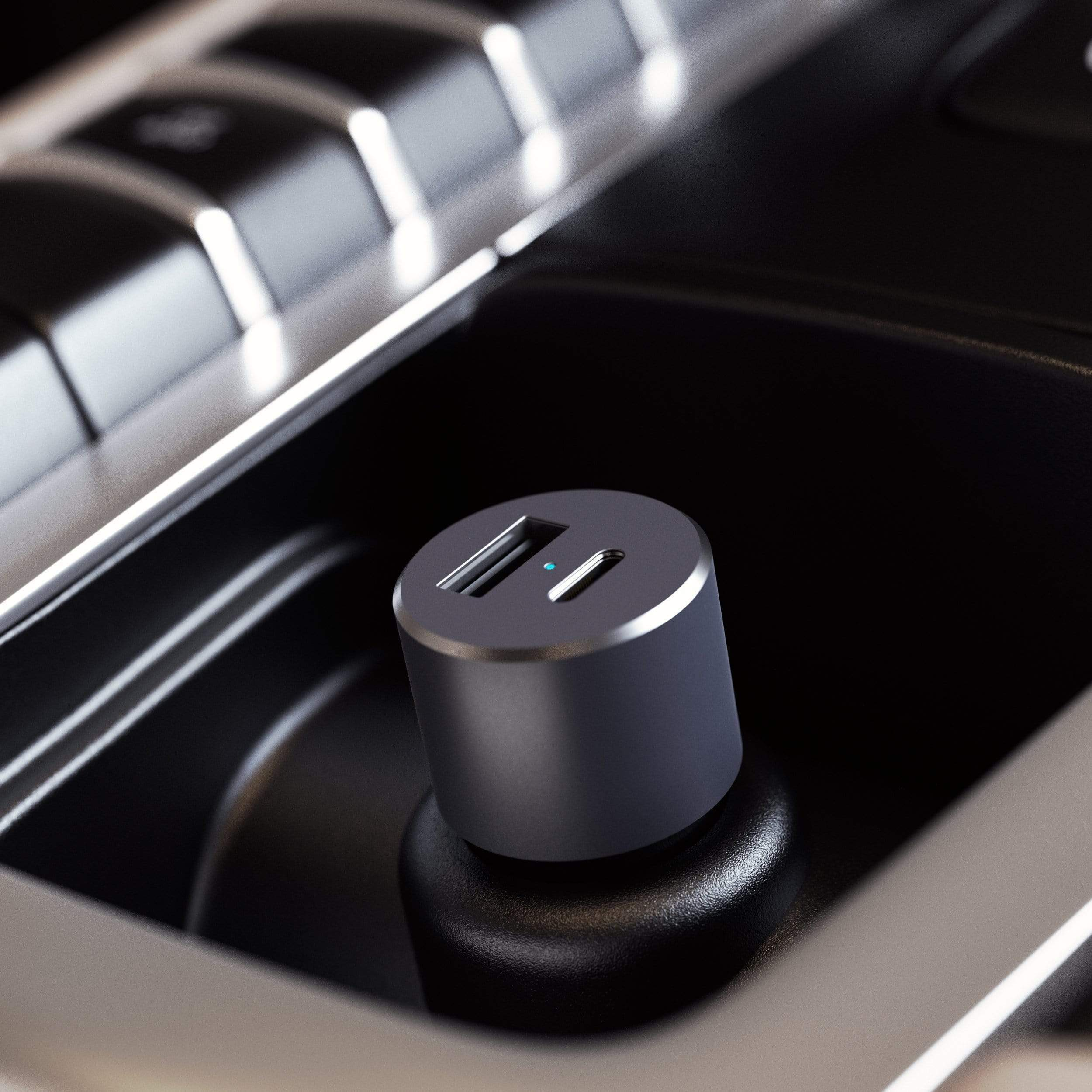 Un caricatore per auto con porta USB e luce blu, nella console di un'auto.