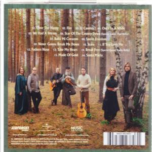 Albumcover mit Band in einer Waldkulisse. Menschen stehen mit Musikinstrumenten.