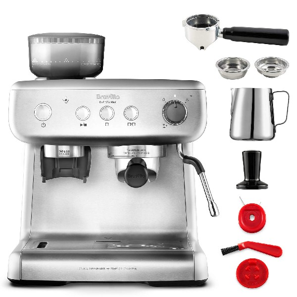 Máquina de espresso Breville plateada con molinillo y accesorios, incluyendo portafiltro y jarra de leche.