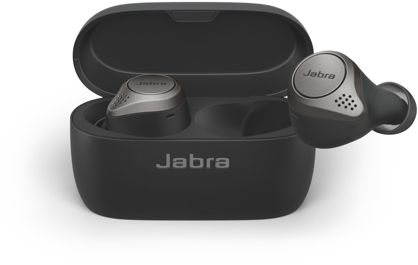 Schwarze Jabra-Ohrhörer und Ladeetui. Geöffnetes Etui mit zwei Ohrhörern. Weißer Hintergrund.