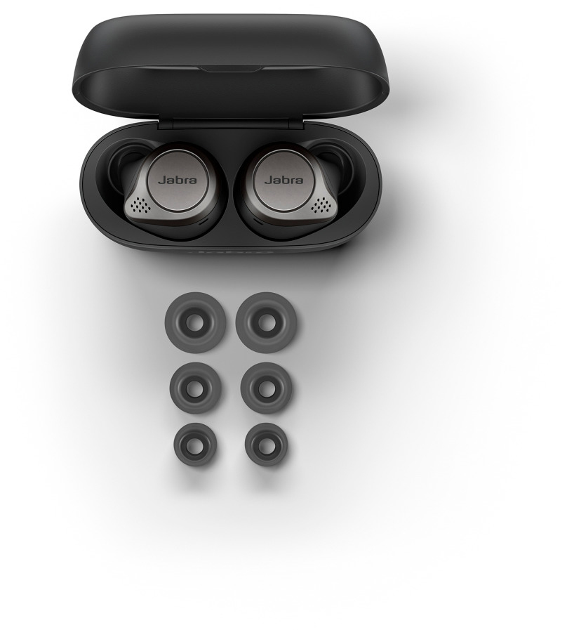 Schwarze Ohrhörer in einem Ladecase mit zusätzlichen Ohrstöpseln auf Weiß.