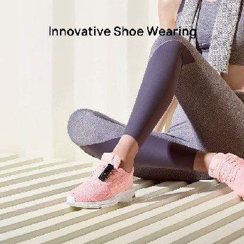 Mujer con zapato rosa sentada, fondo de pared blanca.