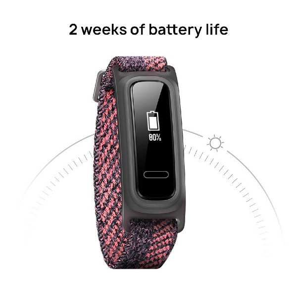 Un reloj inteligente con una correa rosa y negra que muestra un 80% de duración de la batería.