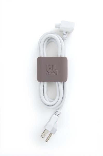 Cable de alimentación blanco con una correa marrón con el logotipo 'bluelounge', sobre un fondo blanco.