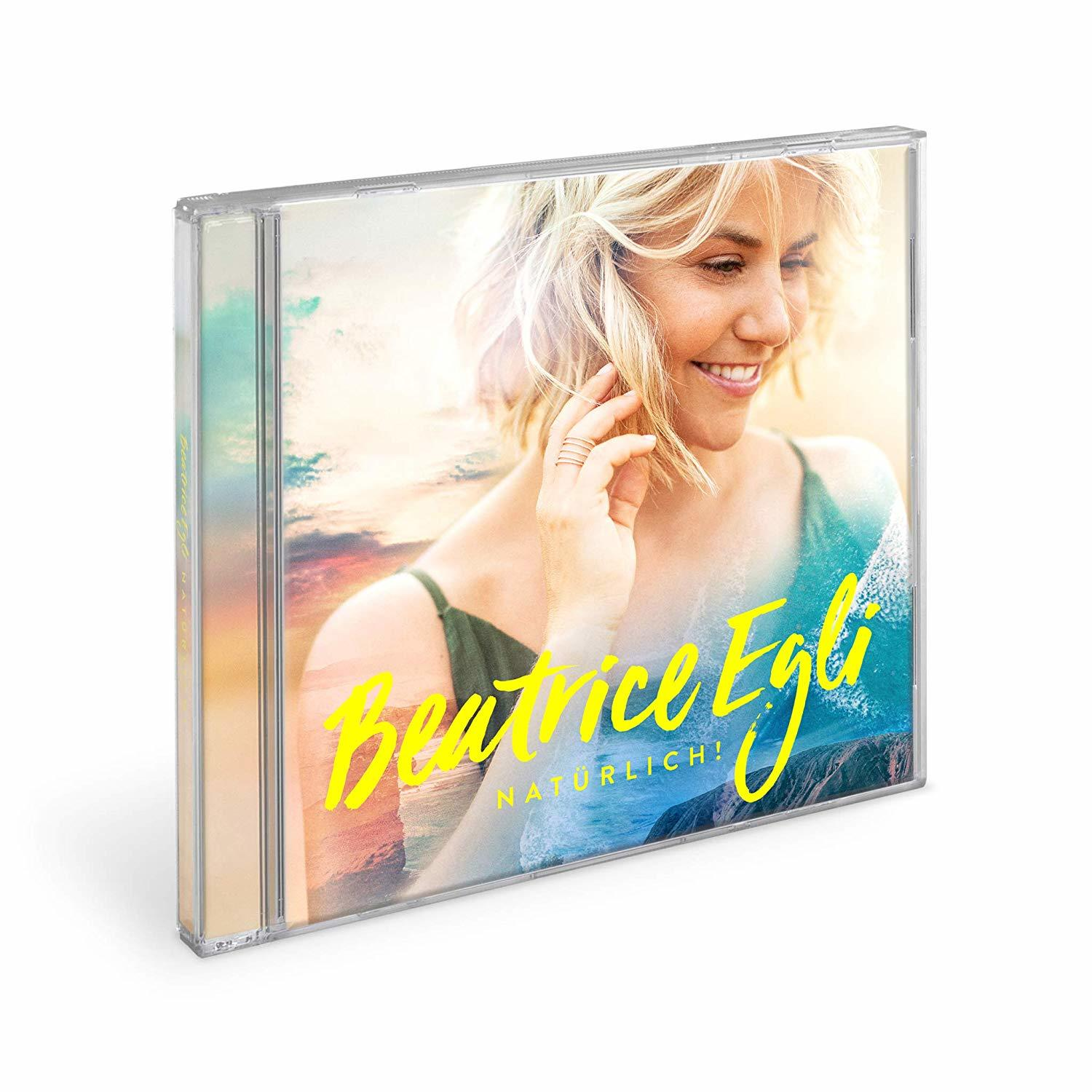 CD-Cover mit lächelnder, blonden Frau. Text: Beatrice Egli, natürlich! Hintergrund: Ozean, Sonnenuntergangsfarben.