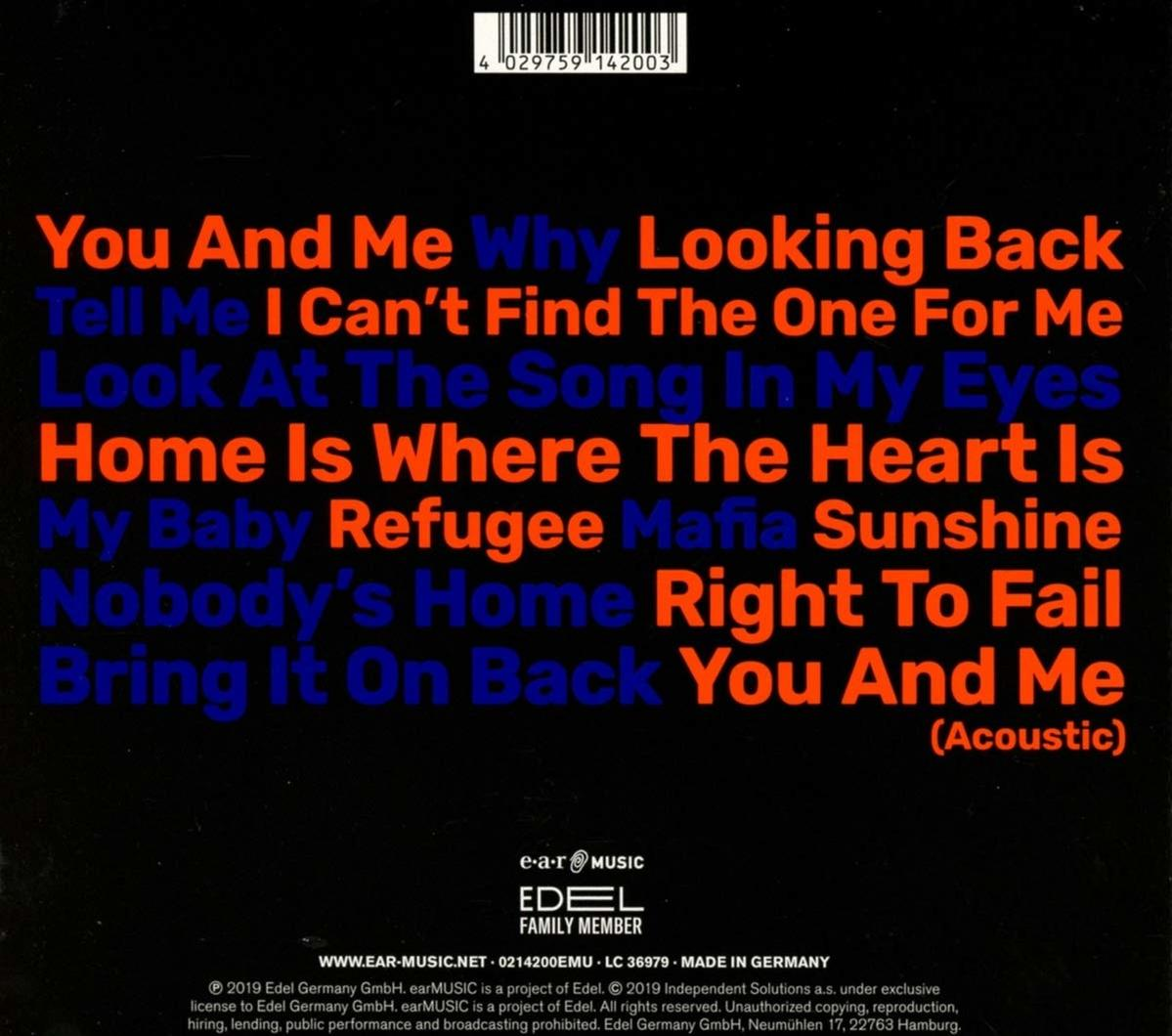 Albumcover mit Songtiteln in Weiß auf rotem und blauem Hintergrund. Der Name des Künstlers ist rot.