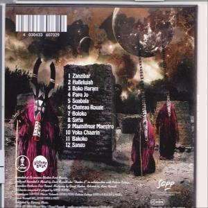 Albumcover mit Figuren. Ein großer Mond und Figuren in Roben stehen vor Steinstrukturen.
