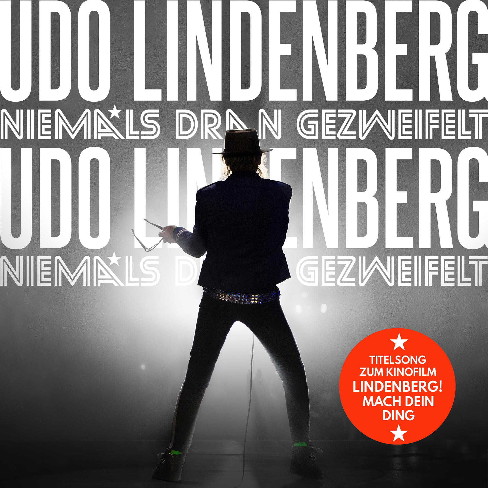 Albumcover mit einem Mann auf der Bühne, Text 'Udo Lindenberg' ist sichtbar.