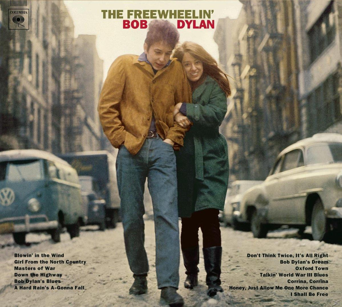 Bob Dylan album borítója és egy nő, akik egy utcán sétálnak, autók között.