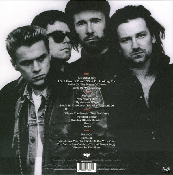Vier Männer in Schwarz-Weiß-Foto. Sie sind eine Band, auf der Rückseite ist eine Titelliste.