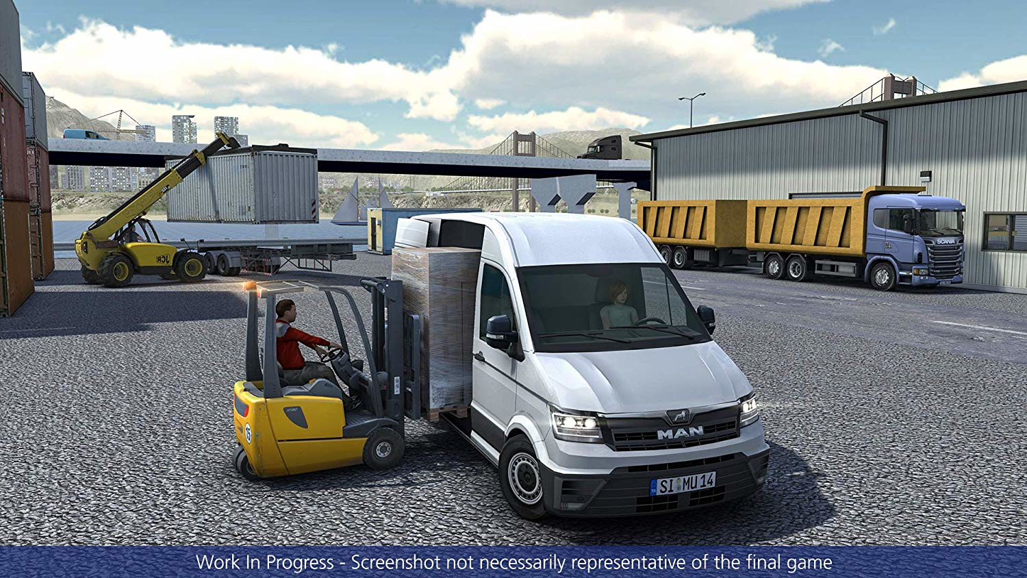 Chariot élévateur chargeant une camionnette avec des boîtes, un autre camion en arrière-plan, scène de port.